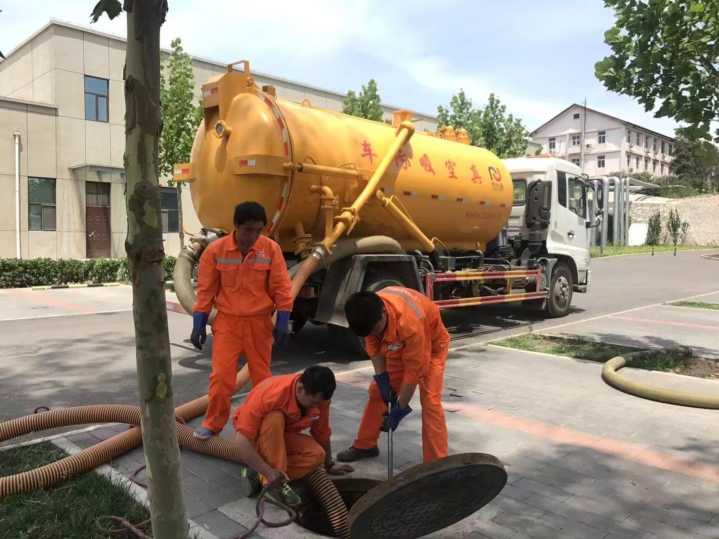 兴业管道疏通车停在窨井附近