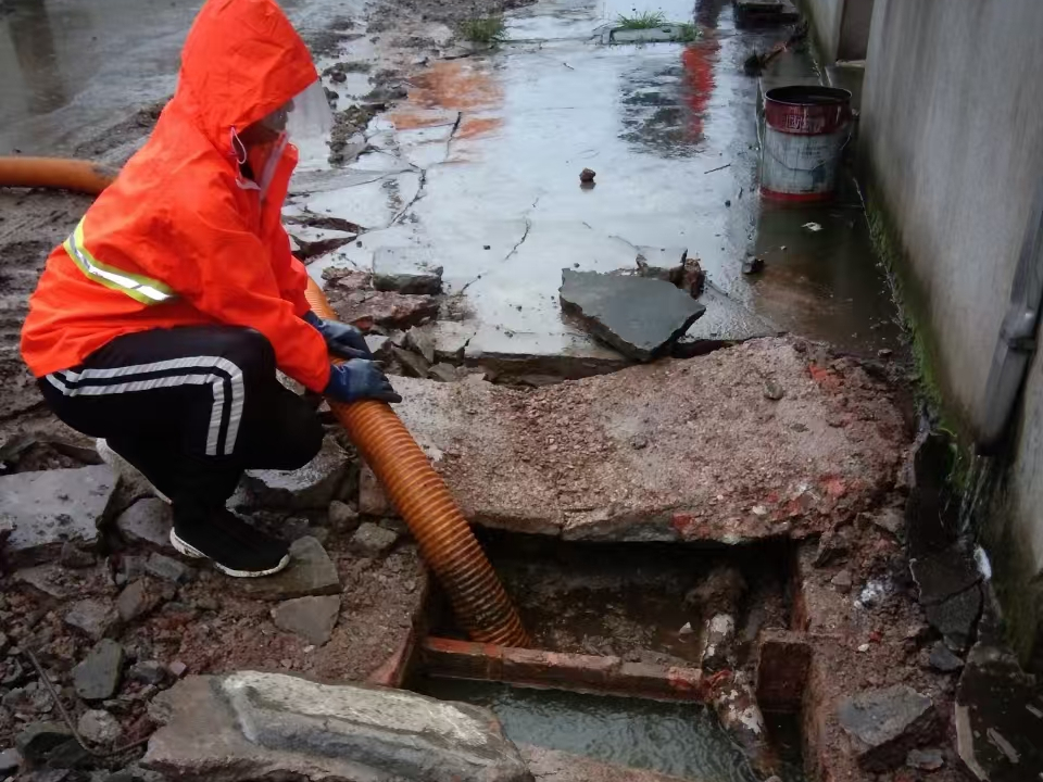 兴业专业清理污水池 炜誉市政以规范流程守护城市 “肠道”